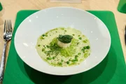 Gericht von Peter Hoebertz: Jakobsmuschel auf Erbsenpüree mit Weißwein-Limetten-Sauce und Kräuter-Öl;  Tagesmotto: "Fokus: Grün"
