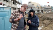 Leena Virtanen (Li Hagman, r.) erfährt von Ingo Walldeich (Torsten Hammann, l.), dass Allweede unter den Bauarbeitern keine Sympathien genoss und als Chef denkbar unbeliebt war. Kommt für die Tat einer seiner Angestellten in Frage?