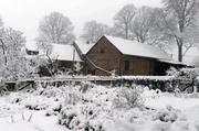 Die Folge "Ein Tag im Wintergarten" der vierteiligen Dokumentation widmet sich der kalten Jahreszeit auf dem Hof.