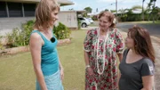 Sandra Eckardt (l.) bei ihren Recherchen auf Hawaii.