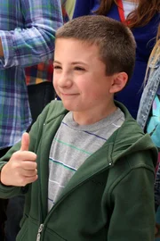Weil er als "sozial eingeschränkt" eingestuft wird, soll Brick (Atticus Shaffer) einem Basketballteam beitreten, doch davon ist der wenig sportliche Junge kaum begeistert ...