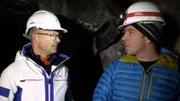 Prof. Michael Krautblatter (rechts) von der Technischen Universität München geleitet Karsten Schwanke in die Stollen auf 2.800 Meter Höhe, die zur Permafrostlinse der Zugspitze führen.