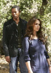 Casey (Orlando Jones, l.) muss sich eingestehen, dass er nicht mit Geistern kommunizieren kann. Melinda (Jennifer Love Hewitt, r.) macht ihm ein Angebot ...