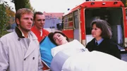 Mit Hilfe einer falschen Diagnose weist Dr. Beck (Dirk Mierau, l.) Susanne (Cheryl Shepard, M.) ins Krankenhaus ein, in dem auch ihr Verlobter liegt. Jutta (Claudia Loerding, r.) ahnt nichts von dem Betrug.