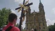 Im Bild: Ein getragenes Kreuz eines Pilgers vor der Basilika von Vierzehnheiligen.