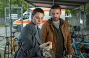 Ein Flummi? Nina (Julia E. Lenska, l.) und Gregor (Jonas Minthe, r.) haben möglicherweise einen Hinweis gefunden.