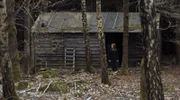 Maggie Kring (Karoline Schuch) ist in einer Waldhütte untergetaucht.