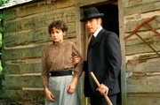 Evie (Michelle Monteith, li.) wird von Detective Murdoch (Yannick Bisson) verhaftet.
