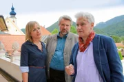 Die Kommissare Danner (Katharina Abt, l.) und Stadler (Dieter Fischer, M.) wollen wissen, warum es Streit zwischen der Toten und ihrem Manager Thomas Vogt (Alexander Pelz, r.) gab.