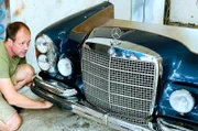 Martin Schlund hat die Oldtimerteile in Lapis-blau Metallic lackieren lassen, die Originalfarbe aus den 1960er Jahren.