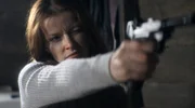Maggie Kring (Karoline Schuch) richtet die Waffe auf ihren eigenen Bruder.