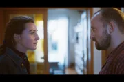 Loïc (Jonathan Turnbull) und Marie (Nina Meurisse) geraten in eine hitzige Diskussion, nachdem sie neue Vermutungen zum Untergang der „Bugaled Breizh“ geäußert hat.