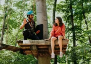 Fine Nowak (Emilia Eidt, r.) ist in den Kletterpark gegangen, um ihrer Mutter noch einmal nah zu sein. Aus Angst, dass sich Fine etwas antun könnte, klettert David Grünbaum (Omar El-Saeidi, l.) zu ihr, um mit ihr zu reden.