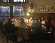 Klein, aber fein und ein liebenswertes Stück Mainz: die Weinstube „Hottum“ in der Mainzer Altstadt. Wo die alte Stammtisch-Kultur noch lebt, wo Fremde zu Freunden werden können.