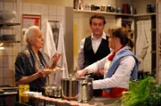 Theres bringt den Fisch eines unzufriedenen Gastes zurück in die Küche. Von links: Theresa Brunner (Ursula Erber), Alfred Knobloch (Hans Kitzbichler) und Veronika Brunner (Senta Auth).