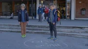 Hugo (Petter Mortensen, hi.), Marlon (Martin Evensen, re.) und Sander (Leon Rørtveit Sølland) sind entsetzt: Jetzt wissen alle von Hugos Geheimnis!