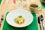 "Die Küchenschlacht" Deutschland: Maultaschen mit geschmolzenen Zwiebeln und Brunoise; Tagesmotto: "Teigtaschen aus aller Welt" von Jürrina Führer.
