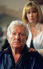 Der krebskranke Alan Clifford (Keith Barron) hat eine Sterbebegleiterin engagiert: Agnes Waterhouse (Maggie O`Neill).