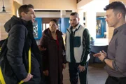Deniz (Igor Dolgatschew, l.), Charlotte "Charlie" (Shaolyn Fernandez) und Milan (Vitali Huk, 2.v.r.) sprechen mit Ben (Jörg Rohde).