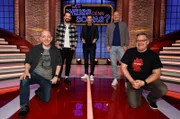 Moderator Kai Pflaume (M.) und seine Rateteam-Kapitäne Bernhard Hoëcker (l.) und Elton (r.) begrüßen in dieser Sendung den Fernsehmoderator Jan Köppen (2.v.l.) und den Fernsehmoderator Frank Buschmann (2.v.r.).