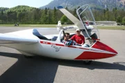 Willi im Segelflugzeug mit Segelfluglehrer Stefan Brockelt von der Deutschen Alpensegelflugschule in Unterwössen.