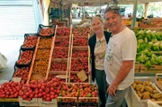 Giacomo und Haydee Belardi auf einem Markt in Vieste/ Apulien.
