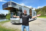 Friso Richter vor einem Mega-Camper.