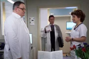 Hans-Peter Brenner (Michael Trischan, li.) soll das erste Mal auf der Visite die Patienten vorstellen. Er ist so aufgeregt, dass er vor Schwester Ulrike (Anita Vulesica) einen Probevortrag hält. Ausgerechnet Dr. Kaminski (Udo Schenk, mi.) platzt in dieser Situation ins Schwesternzimmer und erkundigt sich, ob neben Brenners Entertainmentprogramm Zeit für einen wichtigen Gang ins Labor bleibt.