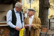 Martin sieht, wie sich Bichlmaier bei Joseph nach Caro und Ludwig erkundigt. Von links: Josph Brunner (Wilhelm Manske), Martin Kirchleitner (Hermann Giefer) und Arthur Bichlmaier (Adolf Adam).