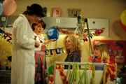 Rosi und Clown Ricco begeistern die Kinder im Krankenhaus. Von links: Clown Ricco (Michael Dudek) und Rosi Brunner (Brigitte Walbrun).