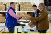 Peppi Schmidt (Roland Wolf, l.) erfährt durch Reinhard Bielefelder (Bill Mockridge, 2.v.r.) und Klaus Schmitz (Hartmut Volle, r.) von Arzus Tod. Er behauptet Arzu nicht gekannt zu haben.