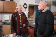 Hannes (Claus Dieter Clausnitzer, l.) ist glücklich, dank Walter (Ludger Burmann, r.) wieder in seiner Laube zu sein.