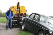 Mike schleppt nach dem Unfall Sebastians Auto ab. Von links: Sebastian Wildner (Herbert Ulrich) und Mike Preissinger (Harry Blank).