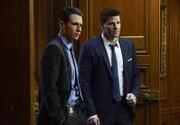 Agent Aubrey (John Boyd, l.) und Booth (David Boreanaz) ermitteln im Mordfall des A-Cappella-Sängers Scott, der in der Lynwood-Elite-Universität tot aufgefunden wurde. Mit gezielten Befragungen versuchen sie den Kreis der Verdächtigen einzugrenzen. Die Verwendung des sendungsbezogenen Materials ist nur mit dem Hinweis und Verlinkung auf TVNOW gestattet.