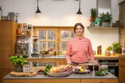 In dieser Folge dreht sich alles um einen fränkischen Klassiker: Schäufele, also die flache Schweineschulter. Die Deutsch-Amerikanerin Courtney Hacker aus Bayreuth zeigt, wie sie ihr Schäufele zubereitet. Das inspiriert Vroni zu ihrem knusprigen Schäufele mit Ofengemüse und selbstgemachten Nudeln. Und für diejenigen, die kein Fleisch mögen, gibt es Ofengemüse-Ravioli mit Ricotta-Füllung.