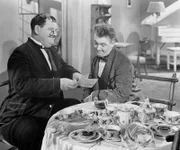 Ollie - Dick (Oliver Hardy) (l) und Stan - Doof (Stan Laurel) (r); ONE DICK UND DOOF - DIE LIEBEN VERWANDTEN.
