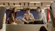 Samira (Inaya Siddique, li.) schließt Freundschaft mit Hunter (Gina Spoadaro, re.) und Joaquim (Yassin van Veenendaal, Mi.).