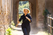 Sylvia Fox (Emilia Fox) verfolgt einen Verdächtigen.