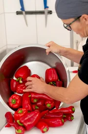 Annette Jung bereitet Paprika vor für die Paté Toulouse.