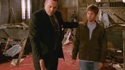 Detective Goren (Vincent D'Onofrio, l.) fühlt Glynn (Adam Scarimbolo) auf den Zahn und fördert dabei Unglaubliches zutage. Hat der 20-Jährige etwa eine Kirche angezündet?