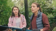 Mia (Margot Nuccetelli, l.) und Tierärztin Carina (Claire Schuyffel, r.) sind zu einem alten Haus gerufen worden. Ein wilder Hund soll sich darin befinden und der Immobilienmakler möchte, dass die beiden den Hund einfangen und entfernen.