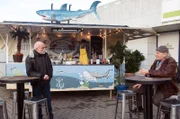 Walter (Ludger Burmann, l.) gesteht Hannes (Claus Dieter Clausnitzer, r.), dass der Chopper für Richie Sky, vermutlich geklaut wurde.