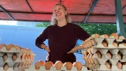 Gesa Ramme verkauft Eier von ihren Hühnern auf dem Wochenmarkt. Für sie ist der direkte Kundenkontakt wichtig und eine Ergänzung zu ihrer Arbeit auf Social Media.