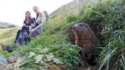 Bei einer Wanderung macht Anna Bekanntschaft mit Naturforscherin Steffi. Sie möchte die Murmeltiere in den Bayerischen Alpen zählen.