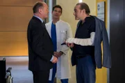Auch Wolfgang Berger freut sich über den ehemaligen Kollegen am Klinikum. V.l.n.r. Wolfgang Berger (Horst Günter Marx), Ben Ahlbeck (Philipp Danne), Dr. Guido Jansen (Miguel Abrantes Ostrowski)