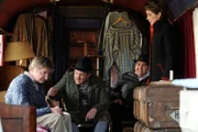 Xaver ist gedrückter Stimmung, mag aber nicht erzählen, was ihn belastet. Von links: Xaver (Michael Schreiner), Lorenz Schattenhofer (Werner Rom), Pfarrer Neuner (Peter Rappenglück) und Maria Kirchleitner (Daniela März).