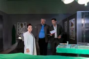 Pathologin Atay (Sevda Polat, l.) informiert die Kommissare Stadler (Dieter Fischer, M.) und Hansen (Igor Jefti?, r.) über ihre Untersuchungsergebnisse.