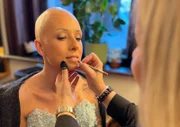 Vanessa Schmidt hat Brustkrebs. Für ein Fotoshooting der VHS Schwandorf mit dem Titel "Beautifiul You" werden krebskranke Menschen professionell gestylt, damit sie sich wieder schön fühlen, auch ohne Perücke.