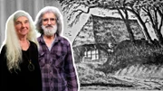 Friedemann und Renate Löber stehen vor einer Zeichnung ihres 350 Jahre altem Reetdachhauses.