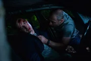 Hannibal (Anders Heinrichsen, l.) ist mit dem Auto von der Straße gedrängt worden und schwer verunglückt. Niels (Jacob Lohmann, r.) versucht, ihm zu helfen.